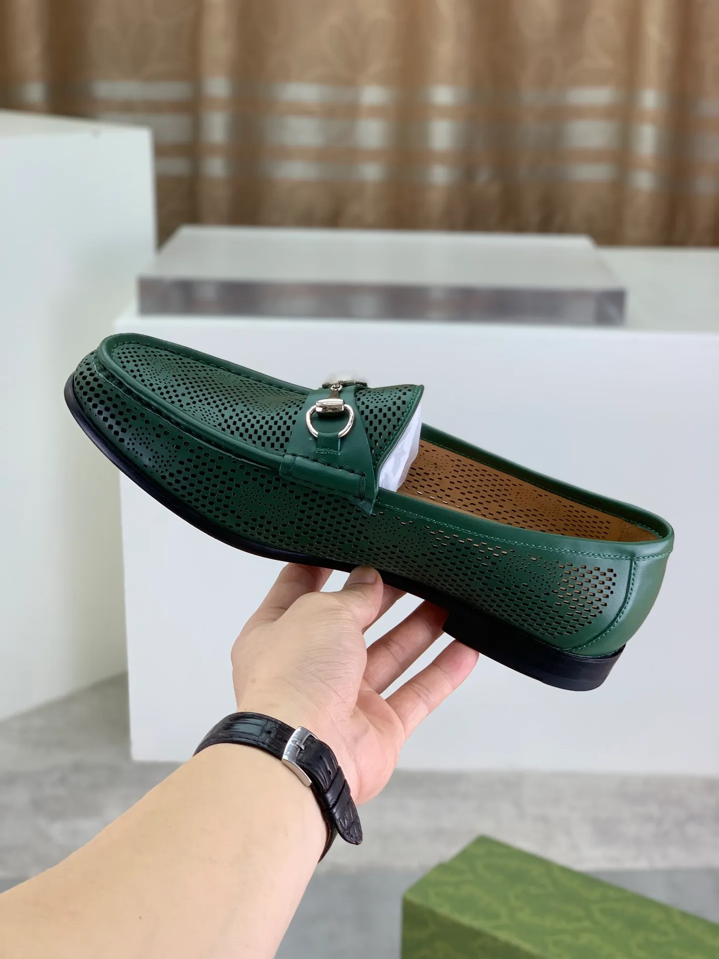 Factory price P980💰💎💎💎Top version (original high-grade genuine leather outsole) Full upper and inner lining cowhide punching design (summer essential) Brand: [GUCCi] Gucci's new business formal casual leather shoes Standard code: Men's size 39–44 (38 45 46 needs to be customized) Grade: Same as the official website Original quality Material: Original calfskin Water-dyed cowhide lining Original genuine leather outsole Style categories: Men's fashion Formal casual leather shoes Slip-on men's shoes series Young fashion European and American trends British style Casual matching Comfortable feet Color: 3️⃣ colors available Actual pictures